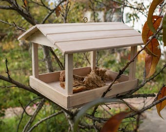 Alimentador de pássaros de madeira artesanal para pendurar no quintal ou jardim, ideal para pássaros selvagens. Estação de alimentação externa, decoração com tema da natureza e presente perfeito para avós.