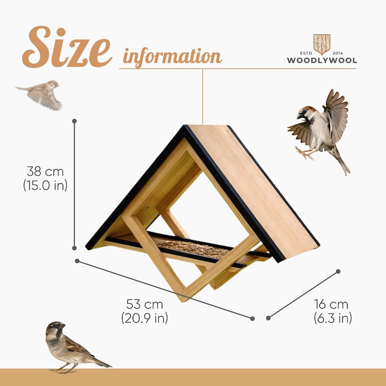 Pode incluir: Comedouro de p&aacute;ssaros de madeira com telhado inclinado e borda preta. O comedouro tem 38 cm de altura, 53 cm de largura e 16 cm de profundidade. O texto "Size information" e "WOODLYWOOL" s&atilde;o vis&iacute;veis. Pardais s&atilde;o mostrados.