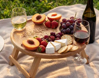 Personalisierter faltbarer Picknicktisch, Weintisch mit Flaschenschlitz und Glashaltern, romantisches Datum im Freien, Naturholz im rustikalen Stil