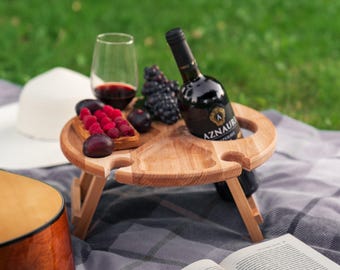 Mesa de vino personalizada con portavasos y patas plegables, bandeja para picnic y aperitivos de patio para parejas, regalo rústico de madera de haya hecho a mano.