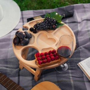 Pequeña mesa de vino portátil para picnics románticos, mesa de madera natural con sección en forma de corazón para aperitivos, soporte para vino y queso, regalo para parejas
