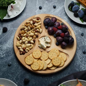 Holzplatte für Serviertisch, handgefertigte Platte für Snacks, Servierplatte für Chips und Dips, personalisierte Holzplatte, Familiengeschenk