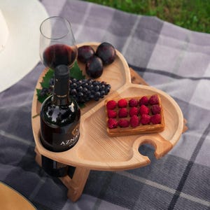 Mesa de vino plegable para picnic con forma de corazón, bandeja de madera portátil para aperitivos para eventos al aire libre, regalo romántico para parejas o picnic de aniversario.