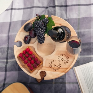 Mesa de picnic de vino personalizada, soporte para vino al aire libre, bandeja plegable para refrigerios, portador de vino, mesa de camping portátil, soporte de vino de madera para parejas