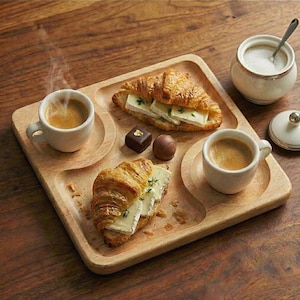 Hölzernes Kaffeetablett mit zwei Tassenschlitzen, Frühstück im Bett für Paare, rustikales handgefertigtes Geschenk aus massivem Buchenholz