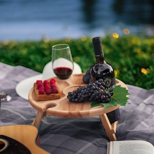 Mesa de vino para picnic con capacidad para 2 copas y 1 botella, bandeja de vino plegable de madera, tabla de quesos portátil para exteriores, regalo para parejas y amantes del vino.
