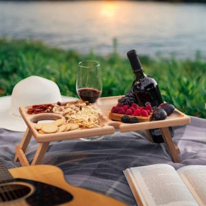 Mesa plegable de madera para picnic, buffet, bandeja portátil para vino y aperitivos con portavasos, ideal para fiestas de verano, jardín o cenas al aire libre.