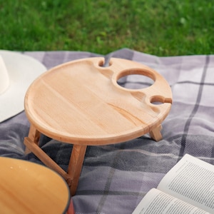 Mesa de picnic de madera grabada a medida, bandeja plegable para aperitivos y bebidas para exteriores, regalo personalizado para él o ella, regalo de vino para parejas, mesa de vino