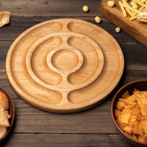 Verdeelde houten serveerschaal met doorsnede ontwerp, feesthapje voor bijeenkomsten, handgemaakt beukenhout rustiek keukendecor