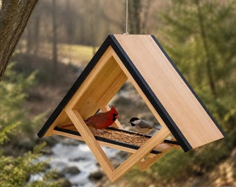 Alimentador de pássaros moderno em madeira de faia, casinha de pássaros suspensa exclusiva em formato de diamante, peça de arte arquitetônica para jardim, presente ideal para pais que apreciam observar a vida selvagem ao ar livre.