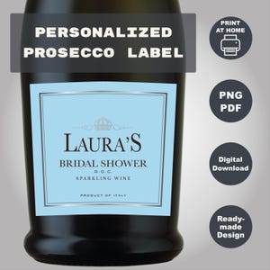 Może przedstawiać: Czarna butelka Prosecco z jasnoniebieską etykietą. Na etykiecie widnieje napis "LAURA'S BRIDAL SHOWER" z ilustracją korony. U góry napis "PERSONALIZED PROSECCO LABEL". Dodatkowe ikony wskazują na drukowanie w domu, PNG/PDF i pobieranie cyfrowe.