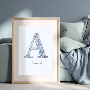 Impressão de letra Chinoiserie personalizada, arte de parede de dormitório com nome personalizado, impressão de monograma azul, decoração floral de dormitório de adolescente, pôster inicial