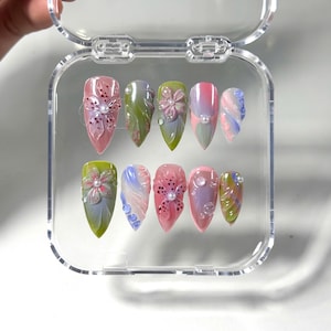 V113 - 3D Floral Pastell Press On Nägel – Handgefertigtes Frühlings Garten Design mit Perlen, tropische Sommer Nägel