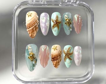 Uñas postizas de sirena: conchas marinas, perlas y tortugas marinas