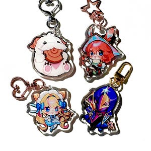 Puede incluir: Cuatro llaveros de personajes de estilo anime. Los llaveros presentan ilustraciones coloridas de varios personajes con diferentes diseños. Cada llavero tiene un cierre de metal para sujetar. Los llaveros están sobre un fondo blanco.