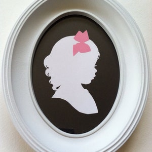 5x7” Silhouette Frame, Classic Disney Solid White Oval PLASTIC Silhouette Frame
