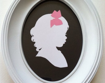 5x7” Silhouette Frame, Classic Disney Solid White Oval PLASTIC Silhouette Frame