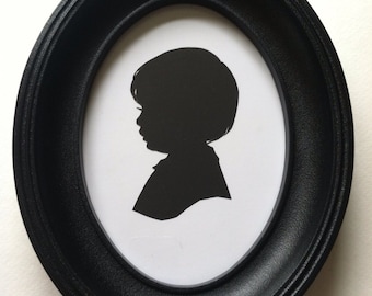 5x7” Silhouette Frame/ Classic Disney Silhouette Oval Frame/ SOLID Black, Thick, Quality PLASTIC Frame with Black Inner Lip