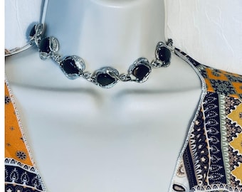 Gargantilla plateada con cabujón ahumado y motivo de hoja estilo vintage