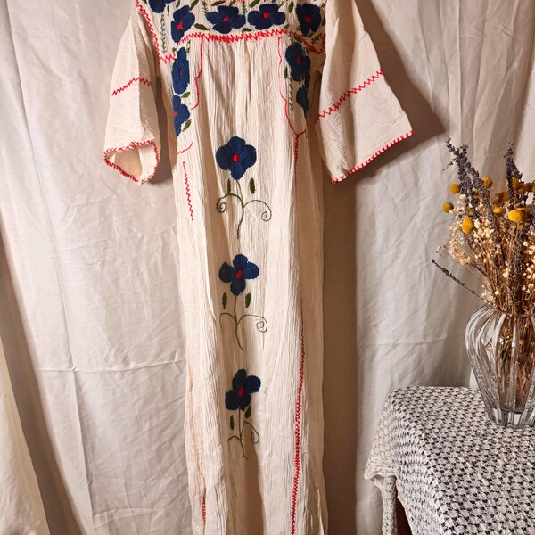 Vintage Mexicaanse handgeborduurde gaasjurk jaren 70 - Puebla Peasant Boho met blauwe bloemen - OS