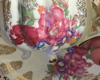 Taza de té y platillo de porcelana Vintage Selecta Quality China con estampado floral, chintz dorado y textura acanalada, fabricada en Japón en la década de 1950, mediados de siglo.