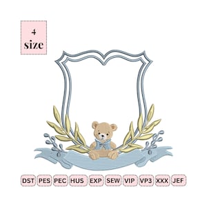 Könnte beinhalten: Gesticktes Design mit hellblauem Banner, Teddybär mit blauer Fliege, umgeben von goldenen und blauen Blättern und hellblauem Rahmen. Der Text "4 size" befindet sich oben links.