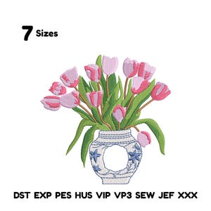 Könnte beinhalten: Gesticktes Design einer Vase mit rosa und weißen Tulpen. Die Vase ist weiß mit blauen Stern- und Blumenakzenten. Der Text "7 Sizes" steht über der Vase. Darunter die Buchstaben "DST EXP PES HUS VIP VP3 SEW JEF XXX".
