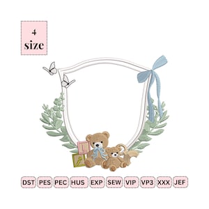 Könnte beinhalten: Gesticktes Design mit einem hellbraunen Teddybären mit blauer Schleife, einem kleineren Teddybären und einem dekorativen Rahmen. Das Design enthält den Text "4 size" und verschiedene Abkürzungen für Stickdateiformate.