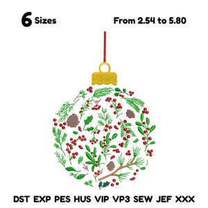Könnte beinhalten: Ein Weihnachtsbaumschmuck-Design mit grünen Blättern, roten Beeren und braunen Tannenzapfen. Der Schmuck hat eine goldene Kappe und einen roten Faden. Der Text auf dem Bild lautet "6 Größen" und "Von 2,54 bis 5,80".