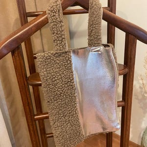 Flauschige Fleece Teddy-Einkaufstasche, Silberfarbener glänzender Stoff Details Teddy Handmade Tragetasche, Luxus-Plüsch und Sherpa-Tasche, Weihnachtsgeschenk
