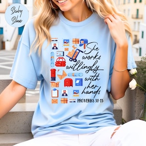 Camiseta unisex con texto "Trabajadora postal de USPS que trabaja voluntariamente con sus manos", remera con proverbio, remera con mensaje "Trabajadora esencial", remera con mensaje "Trabajadora postal", regalo para cartero