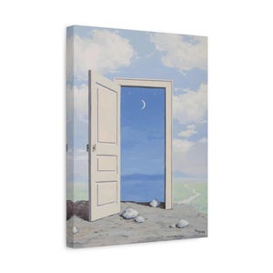 Könnte beinhalten: Ein Gemälde, das eine weiße Tür zeigt, die sich zu einem blauen Himmel mit einer Mondsichel und Sternen öffnet. Die Tür ist offen und der Himmel ist durch die Türöffnung sichtbar. Vor der Tür liegen Steine auf dem Boden.