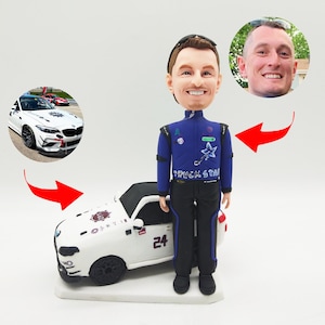 Könnte beinhalten: Eine benutzerdefinierte Figur eines Menschen in einem blauen Rennanzug mit einem weißen Auto daneben. Die Figur hat ein personalisiertes Gesicht und das Auto hat die Nummer 24 an der Seite. Das Auto ist weiß mit schwarzen und roten Akzenten.