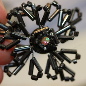 VINTAGE - bella Black Bugle a mano di perline - decorazioni di strass iridescenti floreale (2) dalla Germania
