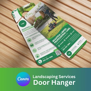 Op de afbeelding: Twee deurhangers met een groen en wit ontwerp, die reclame maken voor landschapsdiensten. De deurhangers bevatten tekst zoals "Mooie gazons, professionele zorg" en service details. Op de achtergrond maait een persoon een gazon.