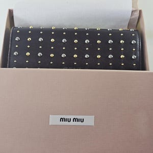 Carteira longa com tachas Miu Miu autêntica
