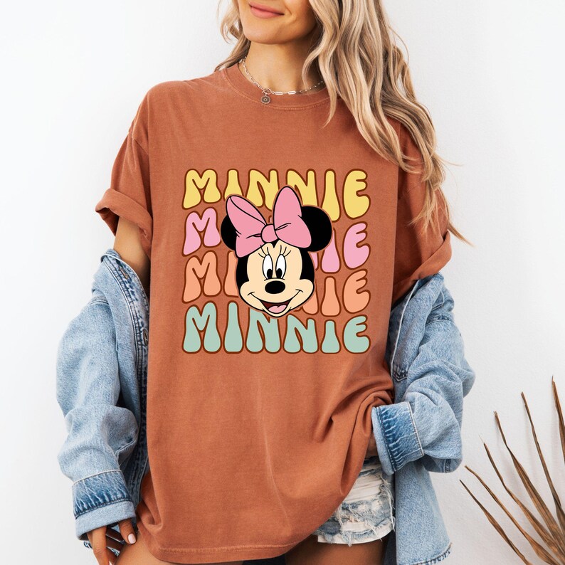 Może przedstawiać: Biały ceramiczny kubek z czarnym uchwytem i napisem "But First, Coffee" pogrubioną, czarną czcionką. Kubek jest umieszczony na neutralnym tle, podkreślając jego prosty design. Kubek ma około 10 cm wysokości.