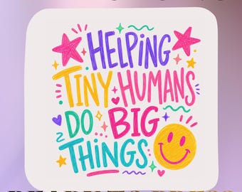 以下が含まれることがあります： 手描き風のスタイルで「HELPING TINY HUMANS DO BIG THINGS」というテキストが書かれたDTF転写シート。デザインには、ピンクの星、黄色いスマイリーフェイス、青、ピンク、黄色、緑の様々な小さな装飾的な形が含まれています。