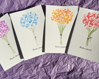 Könnte beinhalten: Vier Aquarell-Dankeskarten mit Blumensträußen in verschiedenen Farben. Die Karten tragen den Text "Vielen Dank!"