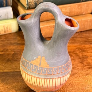Jarrón de cerámica artística Navajo del suroeste, firmado / Jarrón de cerámica tallado a mano con doble pico / Decoración de cerámica negra mate / Estilo Nuevo México