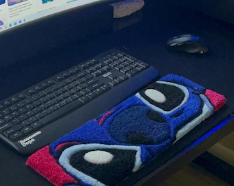 Tappeto trapuntato con alieno blu, tappetino da scrivania fatto a mano o decorazione murale con cartoni animati