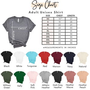 Pu&ograve; includere: Una tabella delle taglie per magliette unisex per adulti, con misure di petto e lunghezza in pollici. La tabella include le taglie XS a 5XL. Sono visualizzati vari colori di magliette, tra cui nero, bianco, turchese, rosso, bordeaux, blu navy, naturale, verde militare, kelly, rosa chiaro, grigio atletico, grigio scuro melange, malva melange e pesca melange.
