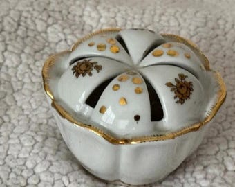 Exclusivo soporte para esparcidores de porcelana vintage Goodfriend, fabricado en España, dorado y blanco. Solo soporte. Esparcidores no incluidos.