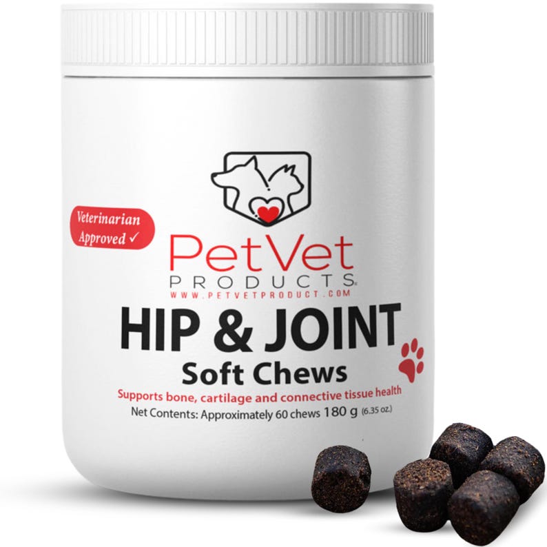 Puede incluir: Un contenedor de pl&aacute;stico blanco con un logotipo de coraz&oacute;n rojo y el texto "PetVet Products" y "Hip & Joint Soft Chews". El contenedor tiene una huella de pata negra y el texto "Supports bone, cartilage and connective tissue health. Net Contents: Approximately 60 chews 180 g (6.35 oz)". Hay varios masticables blandos de color marr&oacute;n oscuro delante del contenedor.