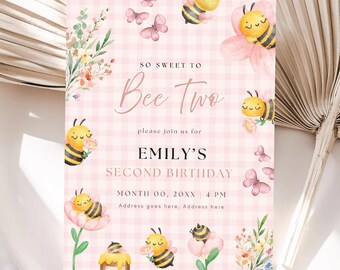 Convite de Aniversário de Dois Anos com Abelha Rosa: Estampa Floral para o 2º Aniversário, Modelo Editável no Canva (Download Digital)