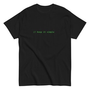 Könnte beinhalten: Schwarzes T-Shirt mit grünem Text, der "// Keep it simple" lautet