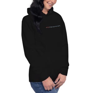 Puede incluir: Una sudadera con capucha negra que presenta el texto en blanco y rojo printf("404 Brain Not Found"); impreso en la parte superior izquierda del pecho. La prenda incluye una capucha con cordones negros a juego y mangas largas de diseño simple.