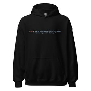 Può includere: Felpa con cappuccio nera con un codice di programmazione divertente stampato sul davanti. Il codice recita: "printf("Why do programmers prefer dark mode? Because light attracts bugs.");"