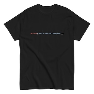 Peut inclure: T-shirt noir avec le texte "printf("Hello World Champion");" imprimé en rouge, bleu et blanc.