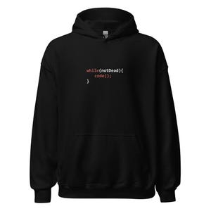 Op de afbeelding: Zwart hoodie met de code "while(notDead){ code(); }" in rood gedrukt op de voorkant.